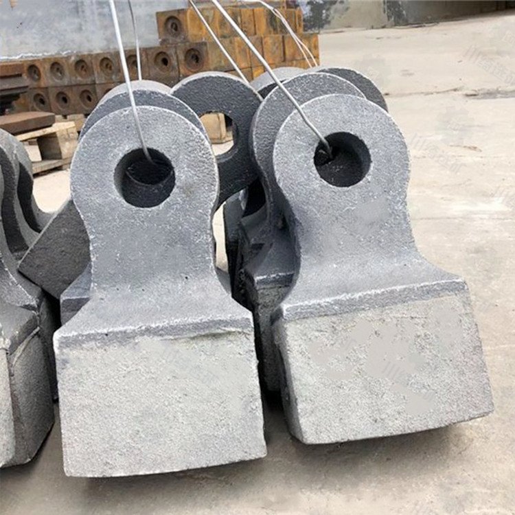 復合破碎機錘頭、合金反擊破板錘、錳鋼鍛造榔頭等礦用粉碎配件鑄造件全解析